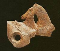 Baton perce du Mas d'Azil, Ariege, 15000 ans, servait a redresser a chaud les pointes de sagaies